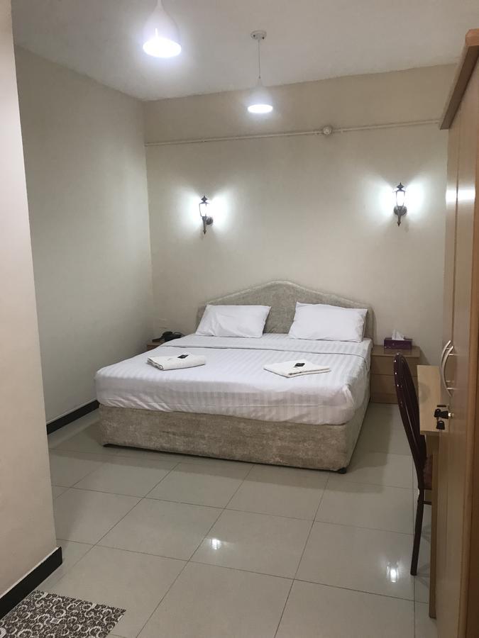 Al Hadow Hotel Muskat Bagian luar foto